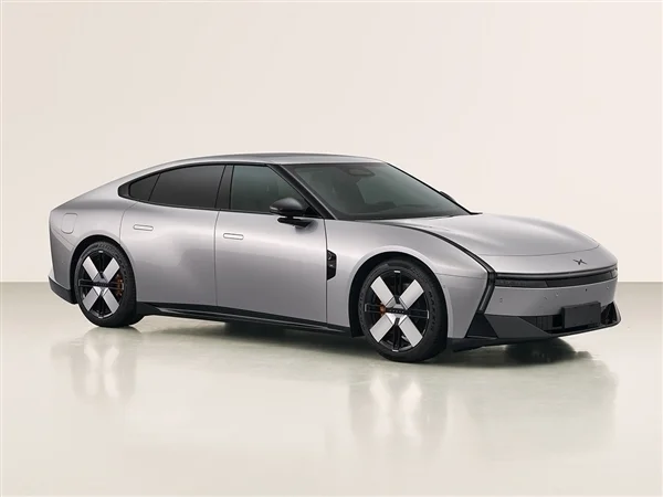 賽博未來感十足 全新小鵬P7實車曝光：首次亮燈了