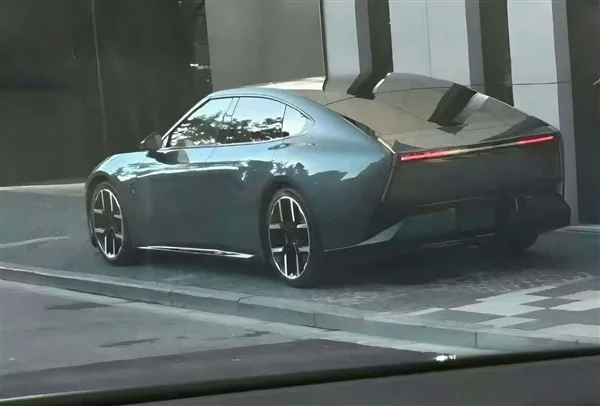 賽博未來感十足 全新小鵬P7實車曝光：首次亮燈了