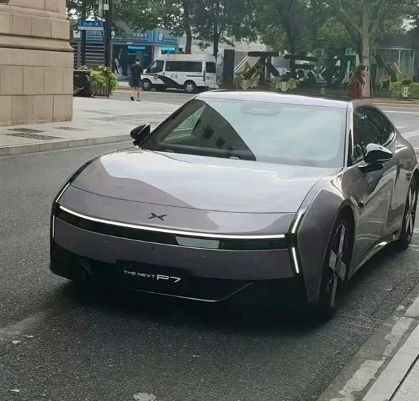 賽博未來感十足 全新小鵬P7實車曝光：首次亮燈了