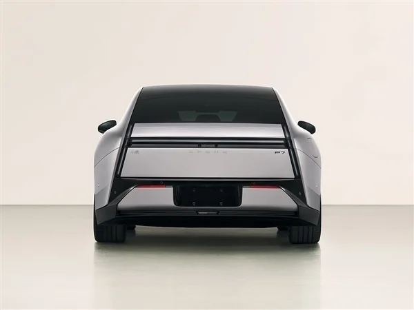 賽博未來感十足 全新小鵬P7實車曝光：首次亮燈了