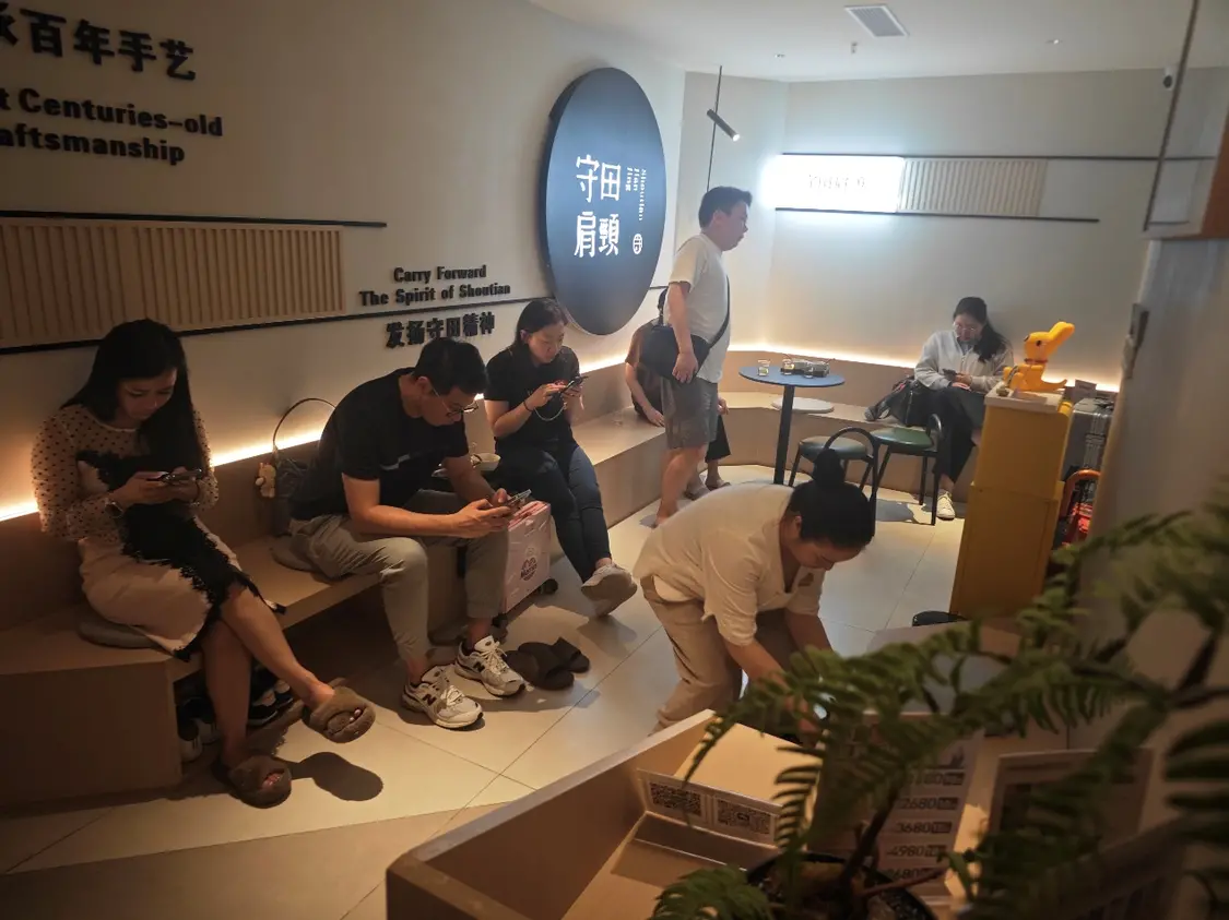 ▲下班后，守田肩頸理療項目預約開始排隊 圖源：商家供圖